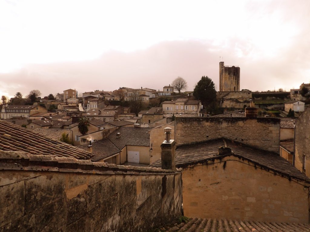 Vue du village de Saint-Emilion avec la tour et les toits